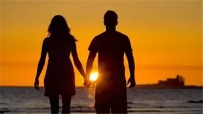     فنان مشهور يعيش قصة حب مع مديرة أعماله.. ويظهران باستمرار معًا 