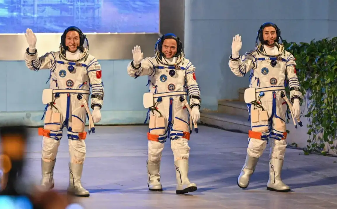     الصين ترسل أصغر رائد فضاء.. إنجاز تاريخي في استكشاف الفضاء 