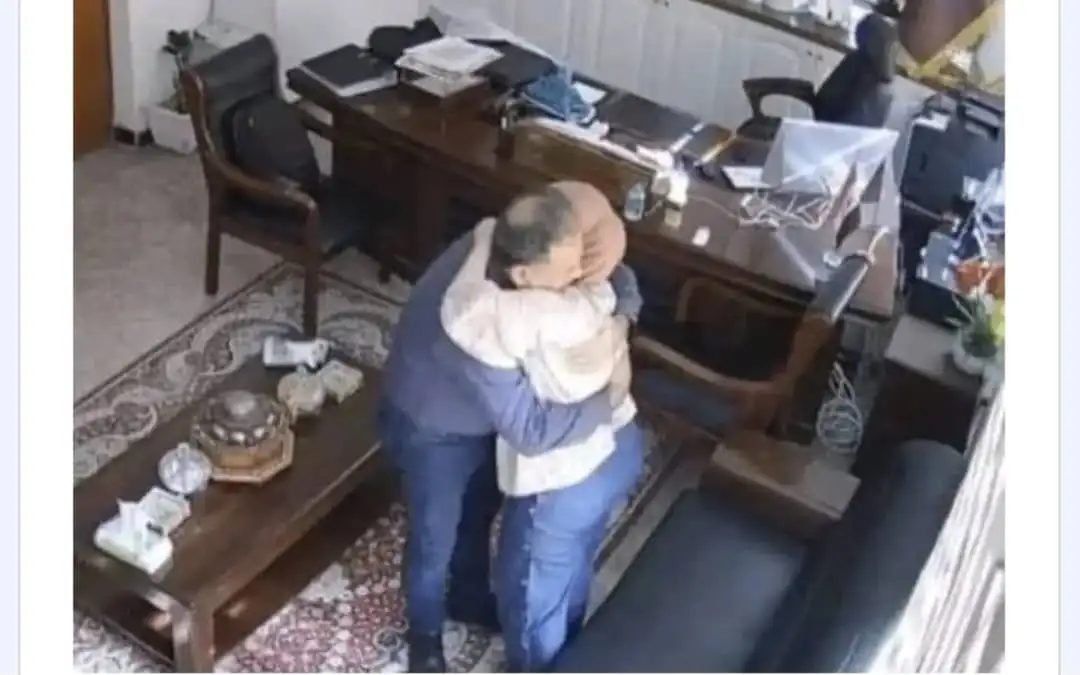   التحذيـ ـر الأخير! يمنع مشاهدة هذا الفيديو لمن هم دون السن القانوني.... انتشار فيديو جديد لعميد الكلية مع أجمل دكتورة في الجامعة: لقطة العض فوق الكنبة صدمت كل من شاهد الفيديو!