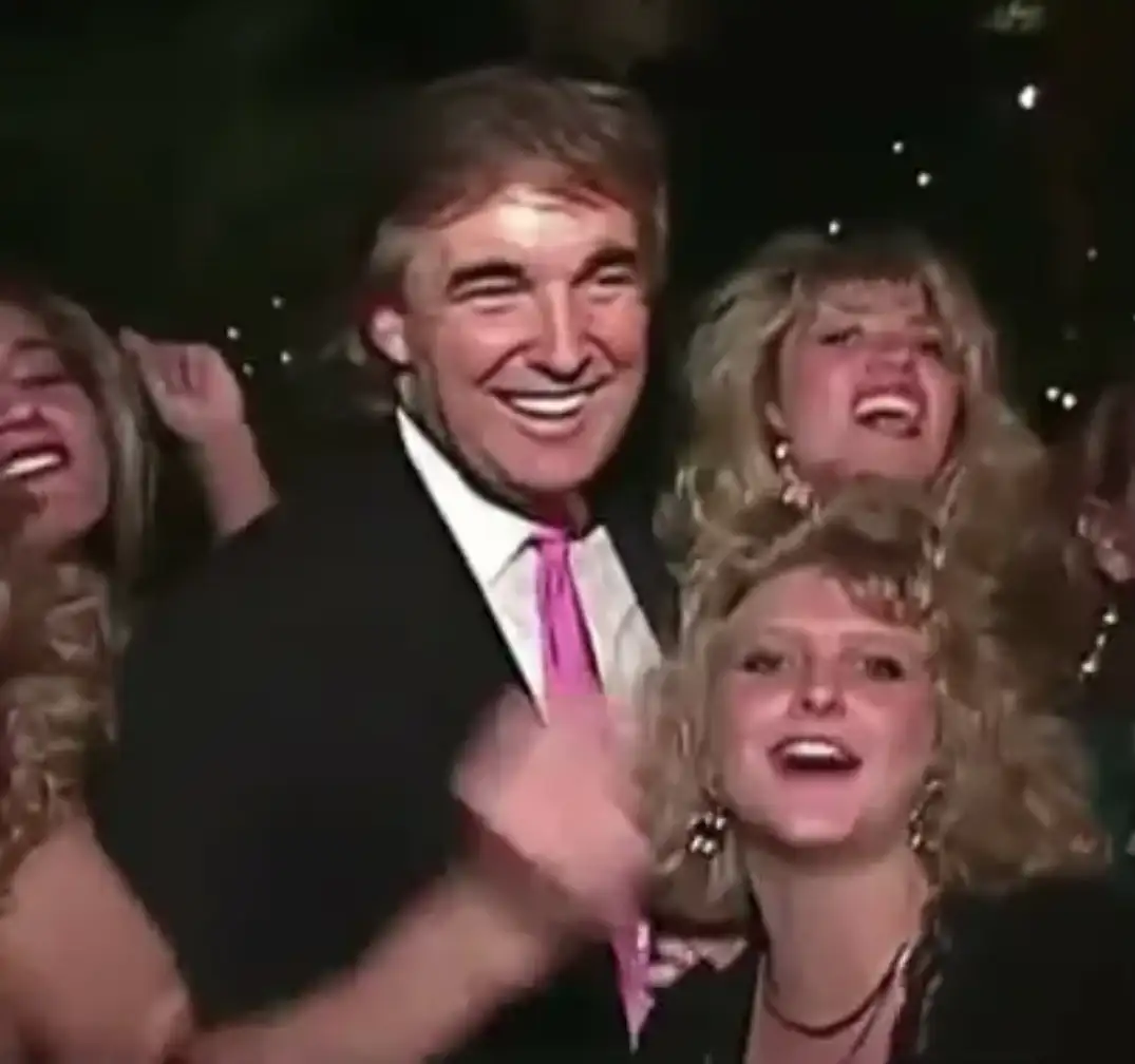   فيديو مخزي يقشعر له الأبدان لترامب وهو بجانب إبستين وزوجته تشاهد المنظر.. لن تستطيع اكمال المشاهدة من شدة الاحراج