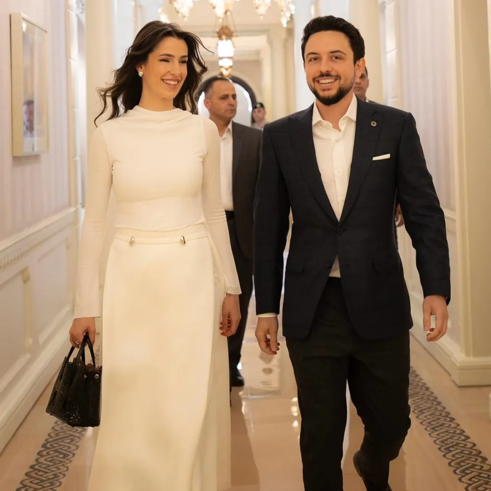     الأميرة رجوة الحسين تخطف الأنظار باللون الأبيض وقطعة مجوهرات أني 