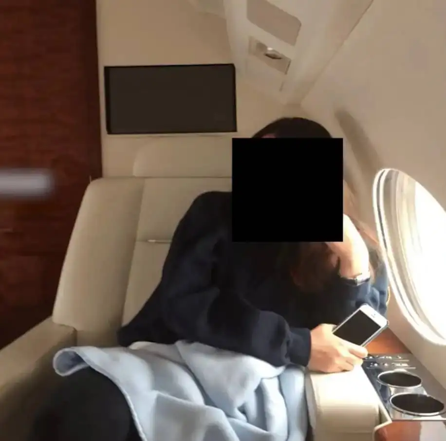 دخلت بعباءه وحجاب ثم خلعتهم.. فضيحة جديدة من جزيرة إبستين وهذه المرة واحدة من أجمل السيدات العربيات  