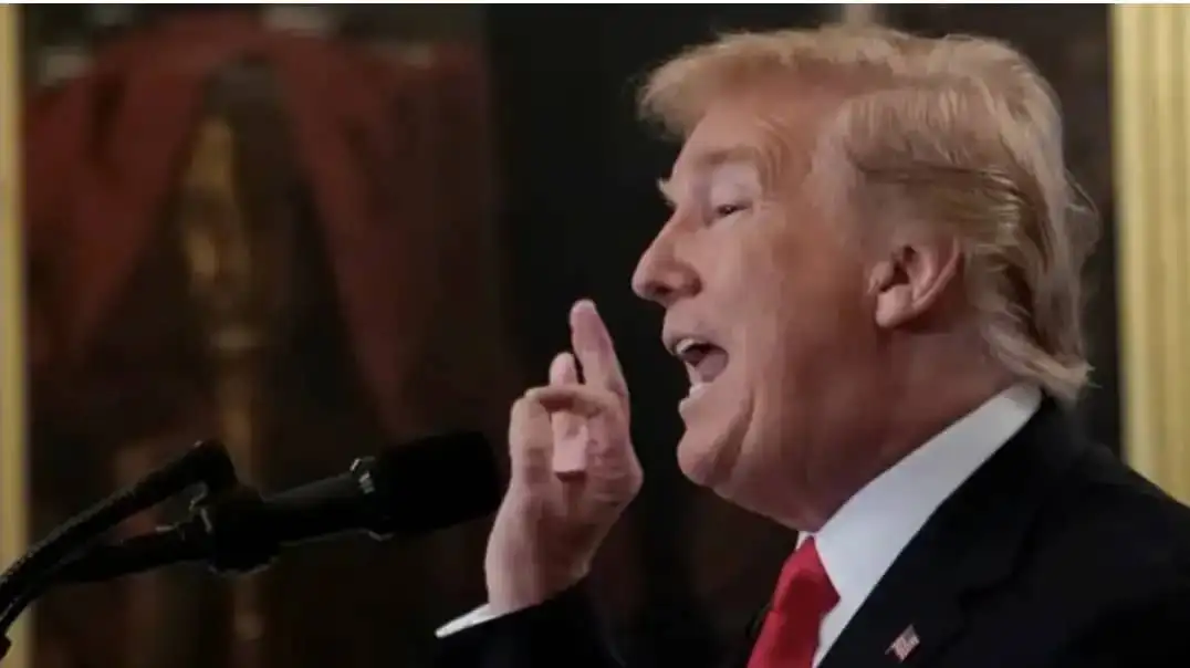   ترامب بدأ بالتنفيذ فعلاً.. جميع المواطنين عليهم الاختباء الان دقت ساعة الصفر الان.. هروب الرئيس الان من القصر والجيش يعلن القبض عليه في المطار مع جميع مرافقيه وعائلته ومبلغ مالي ضخم!!