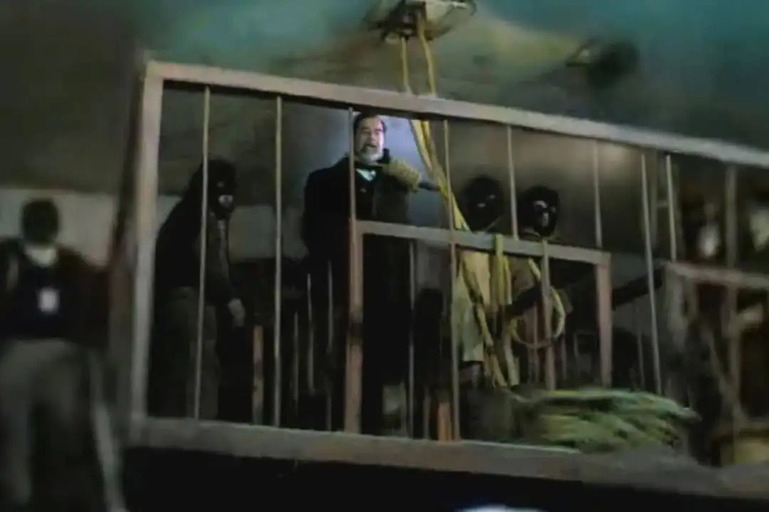 اللحظات الحاسمة كانت مؤلمة.. شاهدوا ماذا حدث لصدام حسين قبل تنفيذ حكم الاعدام عليه.. جندي امريكي ينشر فيديو جديد ويزلزل العالم!!  